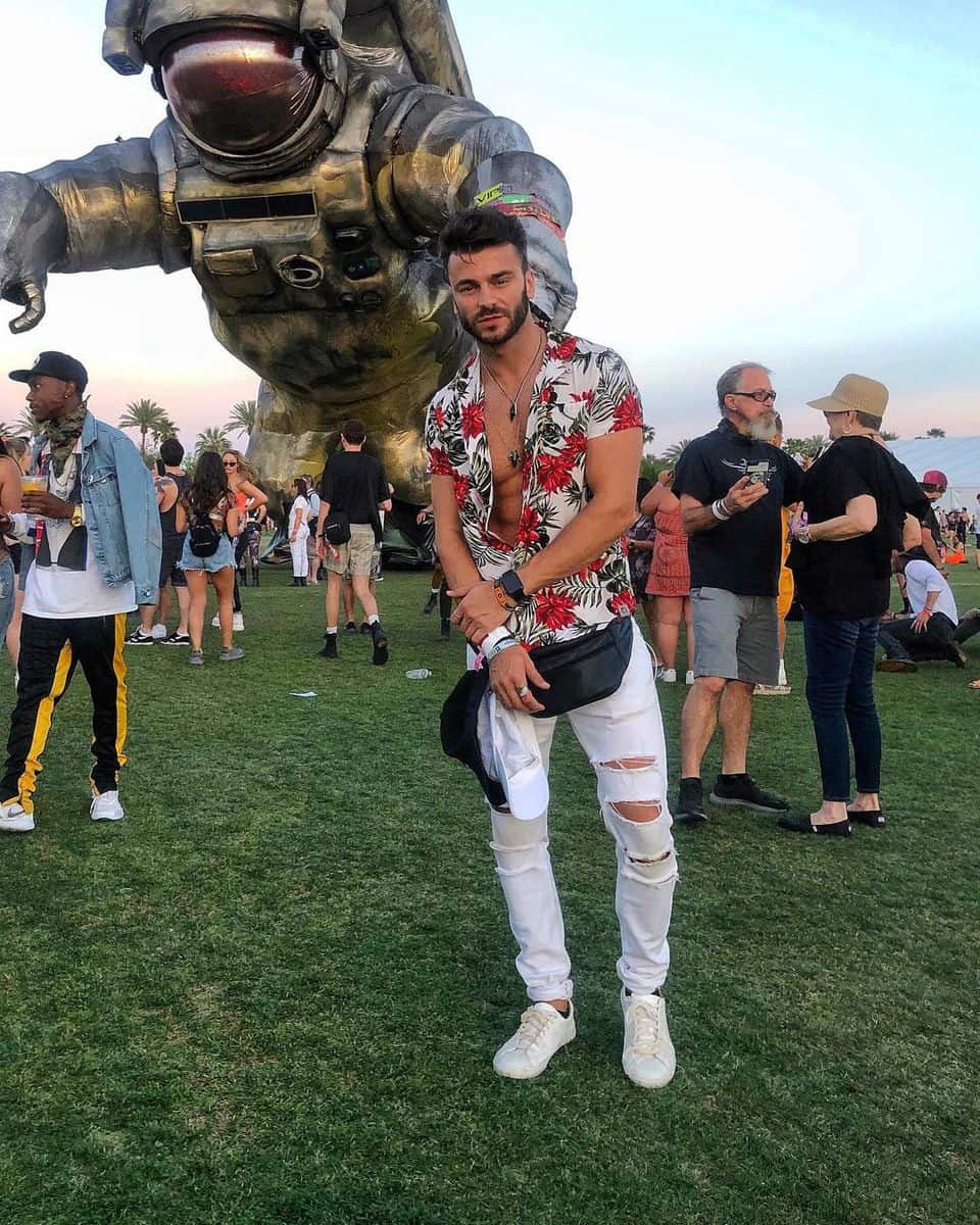 件上衣和牛仔裤Coachella服装男人-ajdinsefer很苦恼