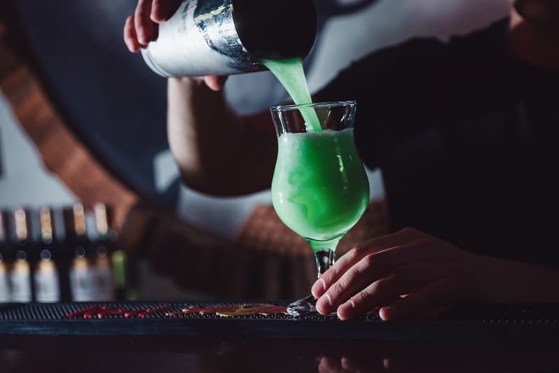 五大绿色鸡尾酒Sip在圣帕特里克节