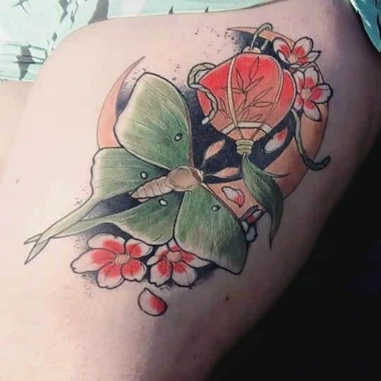 樱花蜻蜓灯笼大腿纹身女子