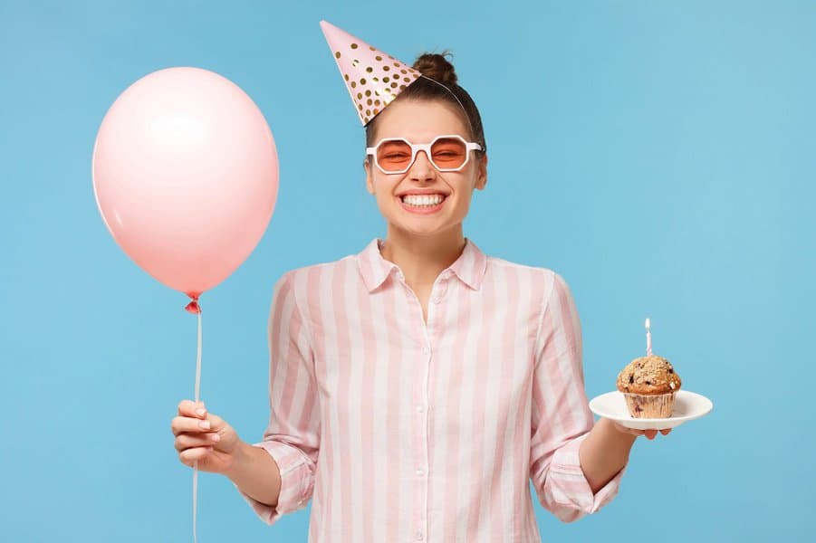 微笑的女人庆祝她的生日