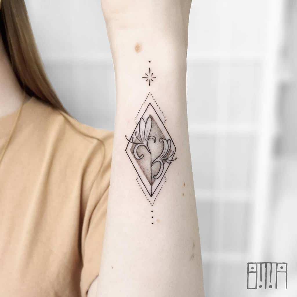 微小的忍冬纹Emmagracetattoo