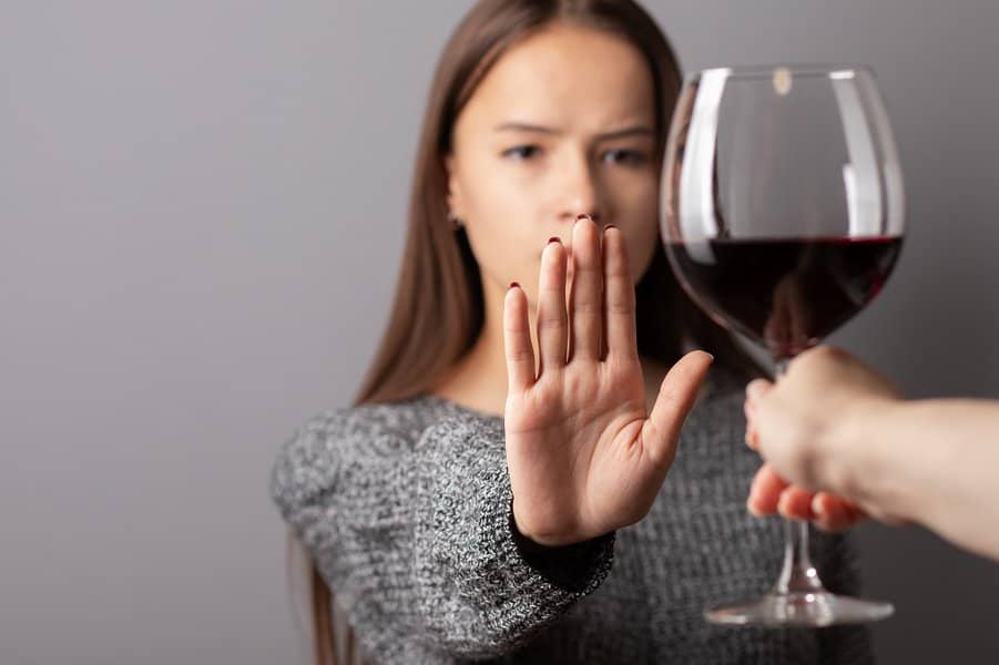 一个女孩拒绝喝酒