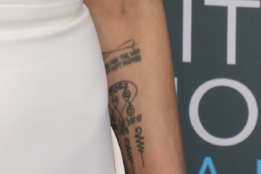 angelina-jolie-tattoos-image-16
