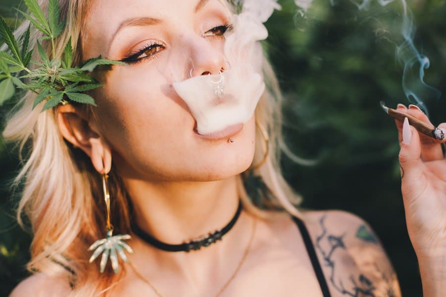 漂亮的女人吸食大麻