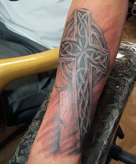凯尔特人纹身的男人交叉设计想法