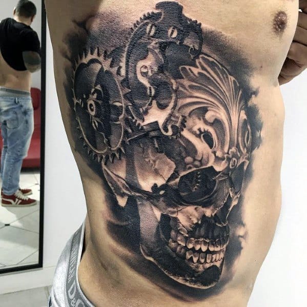 身体骷髅纹身人坏蛋胸腔的一面