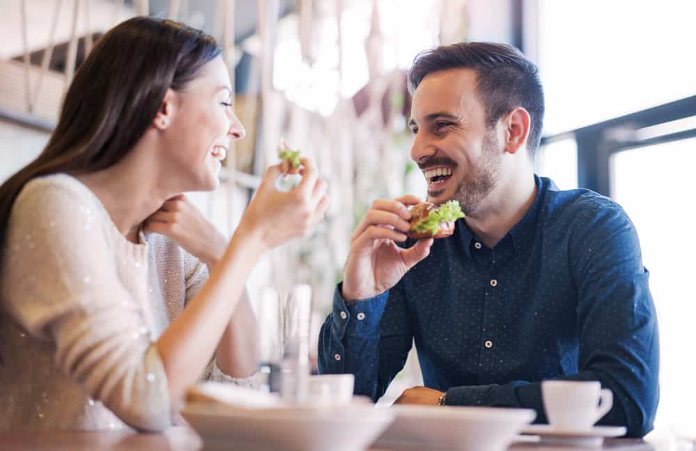 幸福的夫妻享受早餐