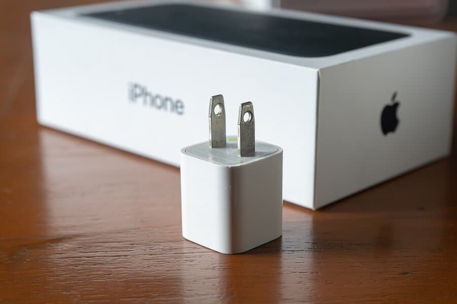 iphone的包装盒子和适配器