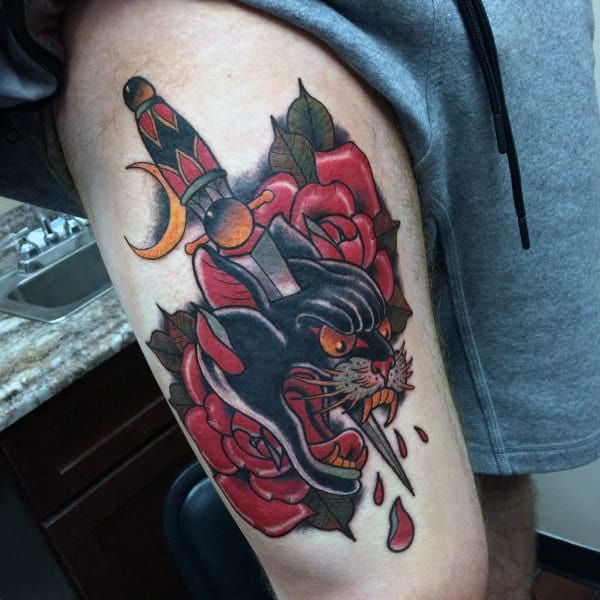 捷豹与传统匕首和玫瑰鲜花男子大腿纹身设计