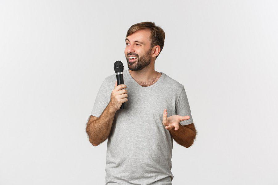 男喜剧演员发表演讲