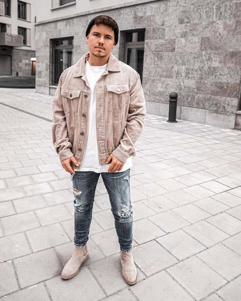 穿着苦恼的牛仔牛仔裤的男人