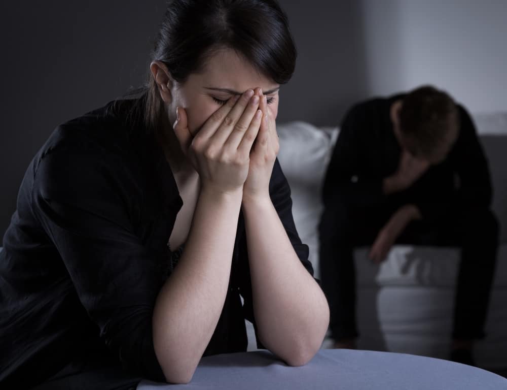 一个女人和一个男人感到悲伤的照片