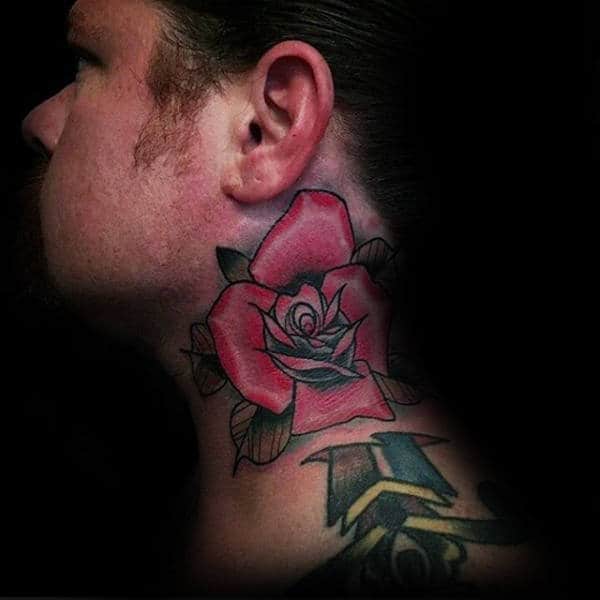 红脖子玫瑰传统男性纹身的想法