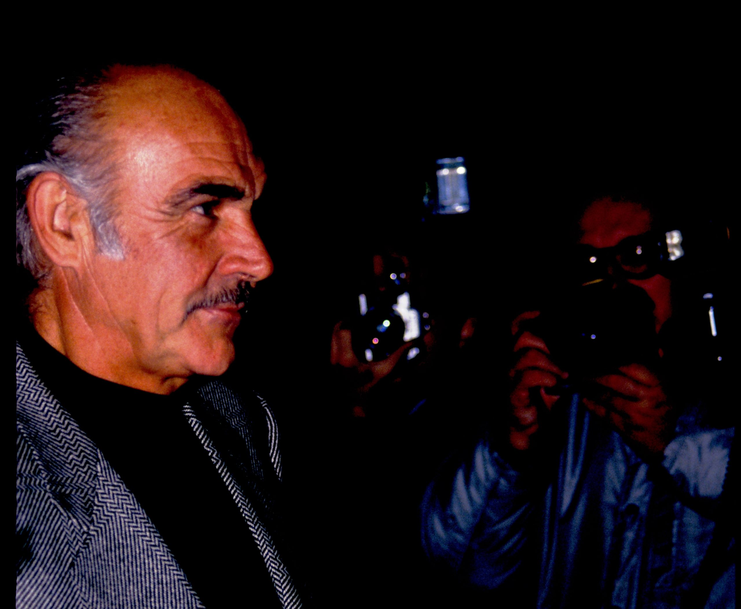 Los，Angeles， - ，大约1991年：，Sean，Connery，步行，by，狗仔队