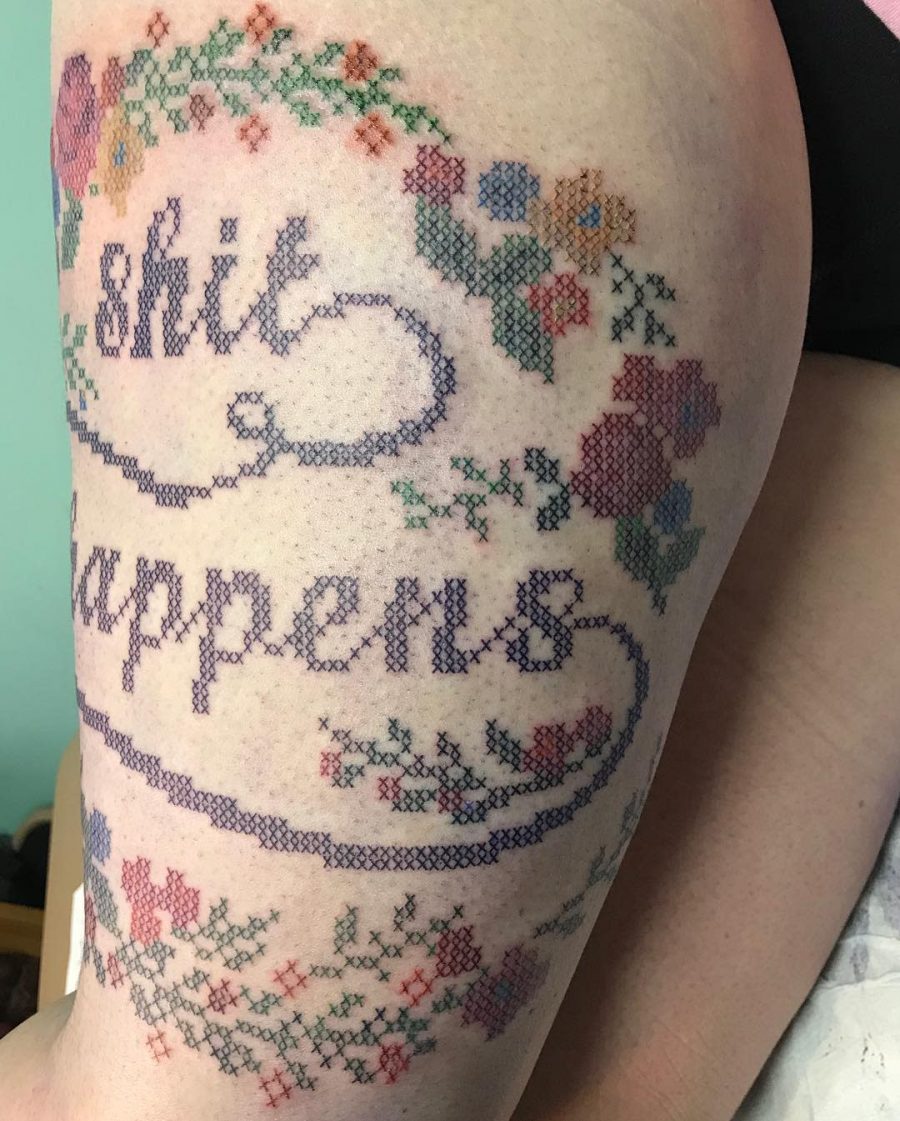倒楣的事情发生了Crosstitch大腿纹身女子