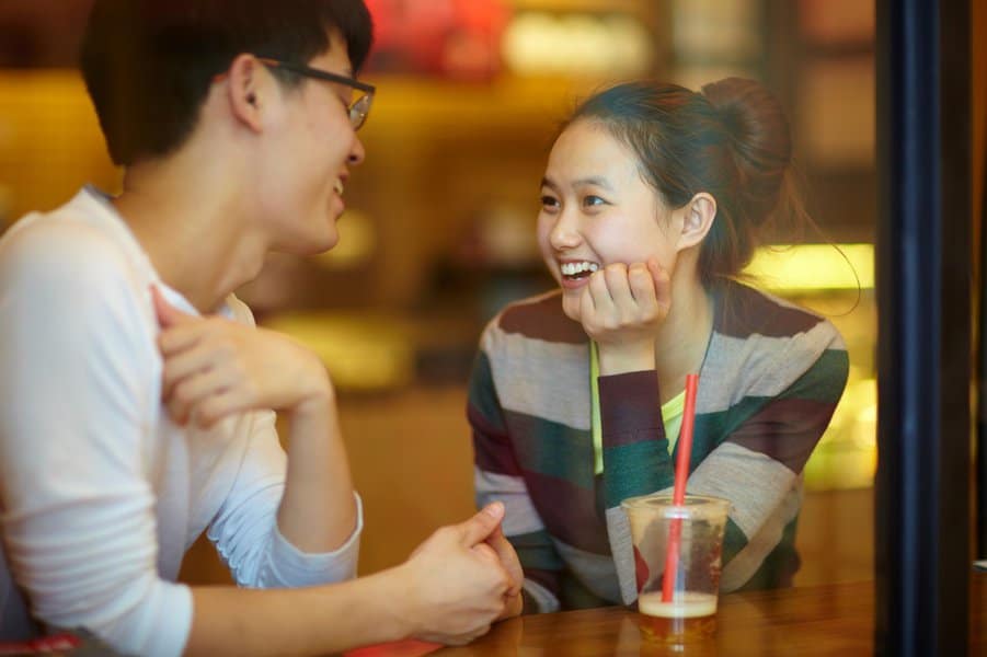 女人在咖啡馆约会