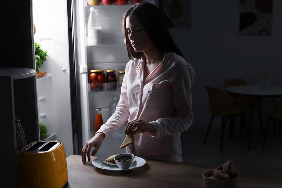 女人在做三明治时梦游