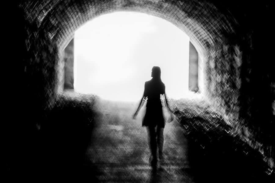 女人走过隧道