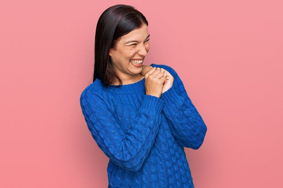 女人穿便服笑紧张